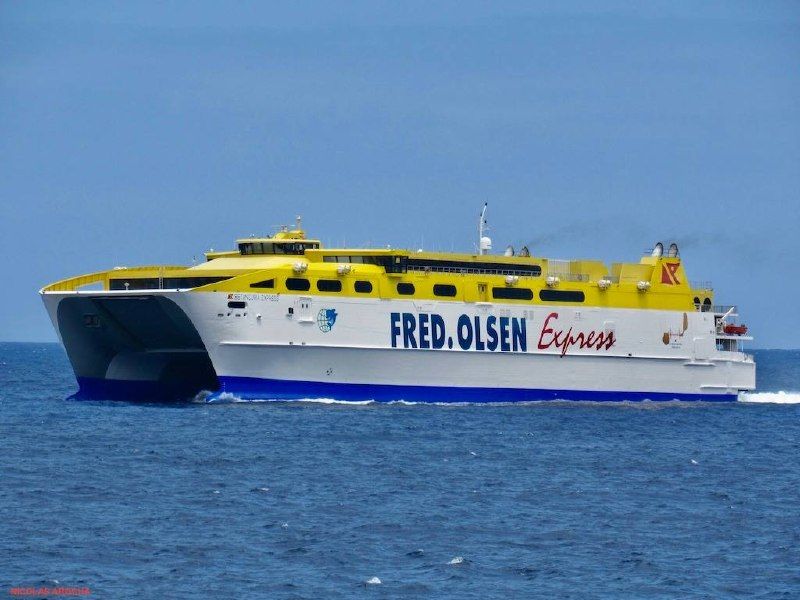 The ferry: 25 minutes, two islands, one trip