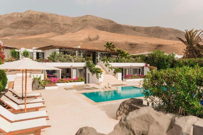 Casa Sua guesthouse Famara Lanzarote — eco-friendly accommodation with garden terrace and outdoor swimming pool on Calle Bellas del Risco