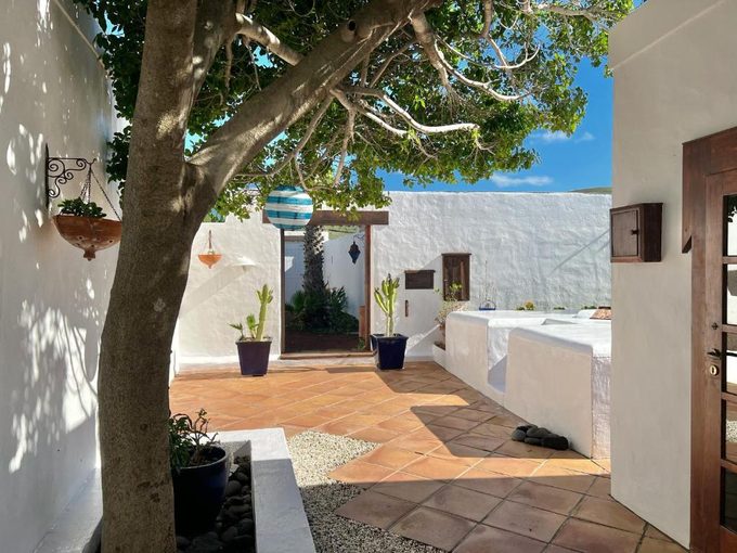 Finca Creativa — boutique rural stay with mountain views near Timanfaya, Uga Lanzarote