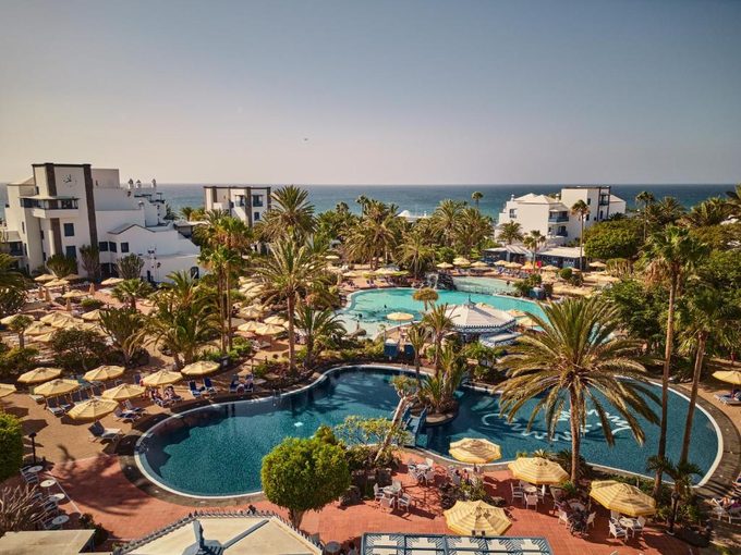 Seaside Los Jameos pool area — family-friendly beachfront hotel Playa de los Pocillos Lanzarote