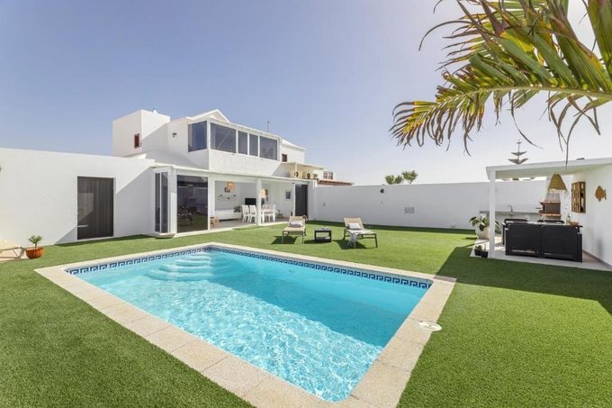 Villa Gara Playa Blanca Lanzarote — private villa with outdoor swimming pool, sun loungers, and mountain views in a quiet residential area